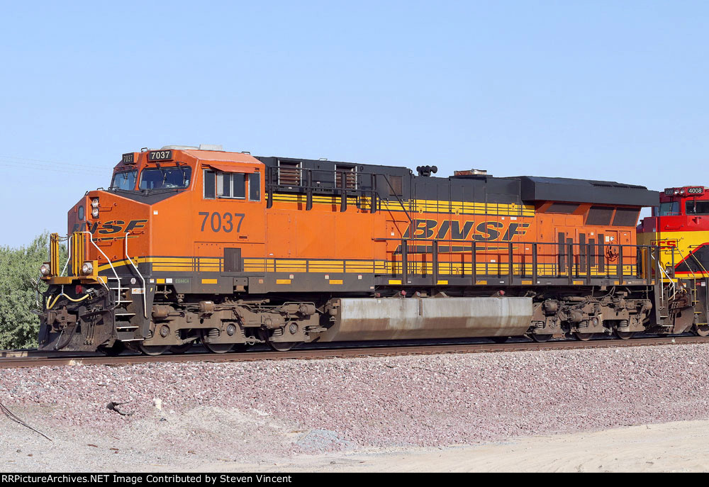 BNSF ES44C4 #7037